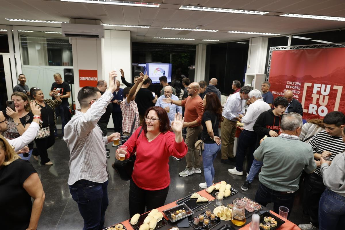 Ambiente en la sede del PSOE de l'Alfàs del Pi.