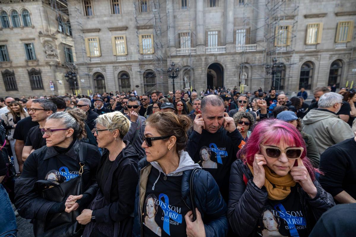 Los funcionarios de prisiones se manifiestan en la plaza de Sant Jaume