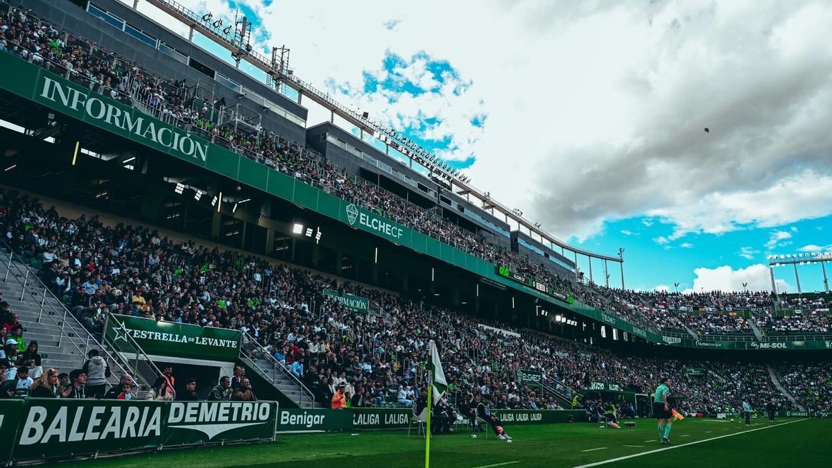Aspecto imponente del Martínez Valero durante un partido de liga.