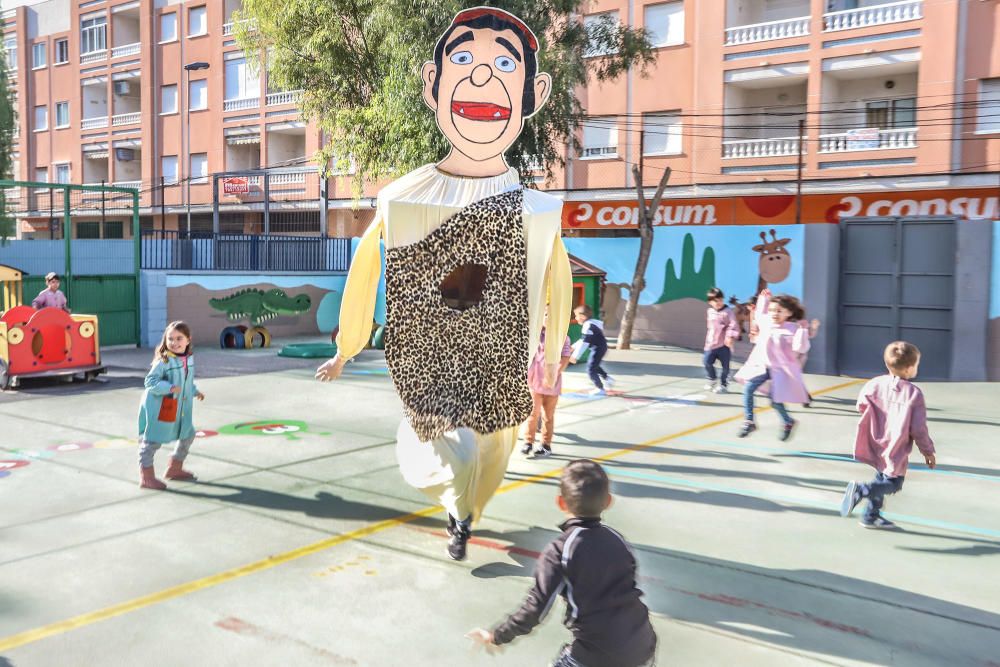 Los profesores recrean la tradición del pasacalles de La Charamita en el patio del Colegio Público Cuba durante las fiestas patronales