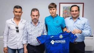 David Cordón (izquierda) con su hijo Davinchi en su llegada al Getafe, con la plana mayor del club.