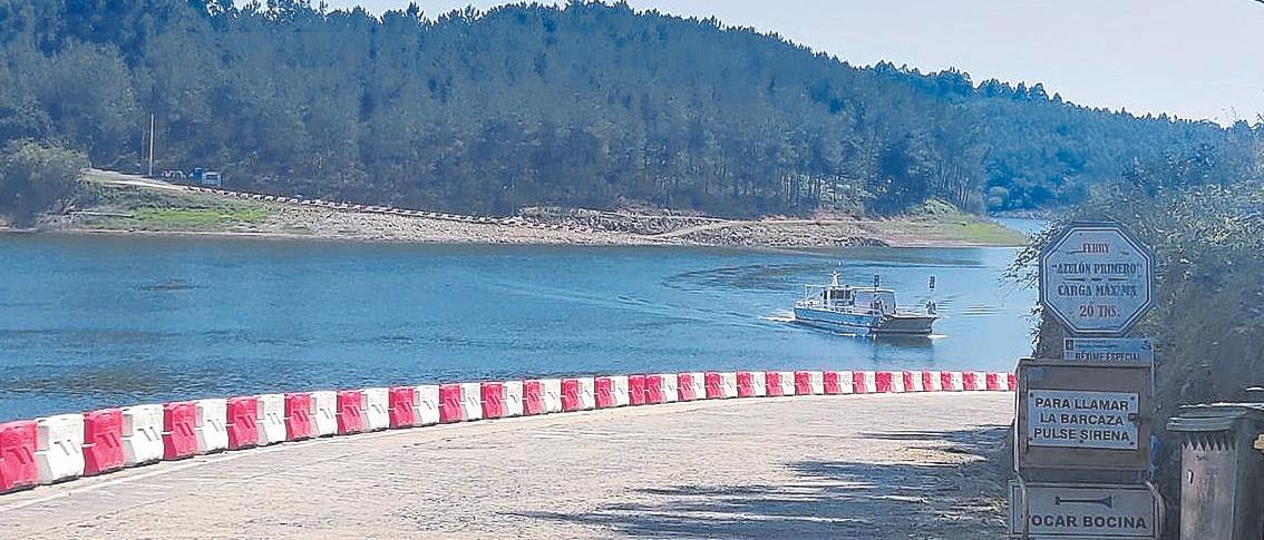 El ferry ayer, en uno de sus desplazamientos a la orilla coruñesa del Ulla.