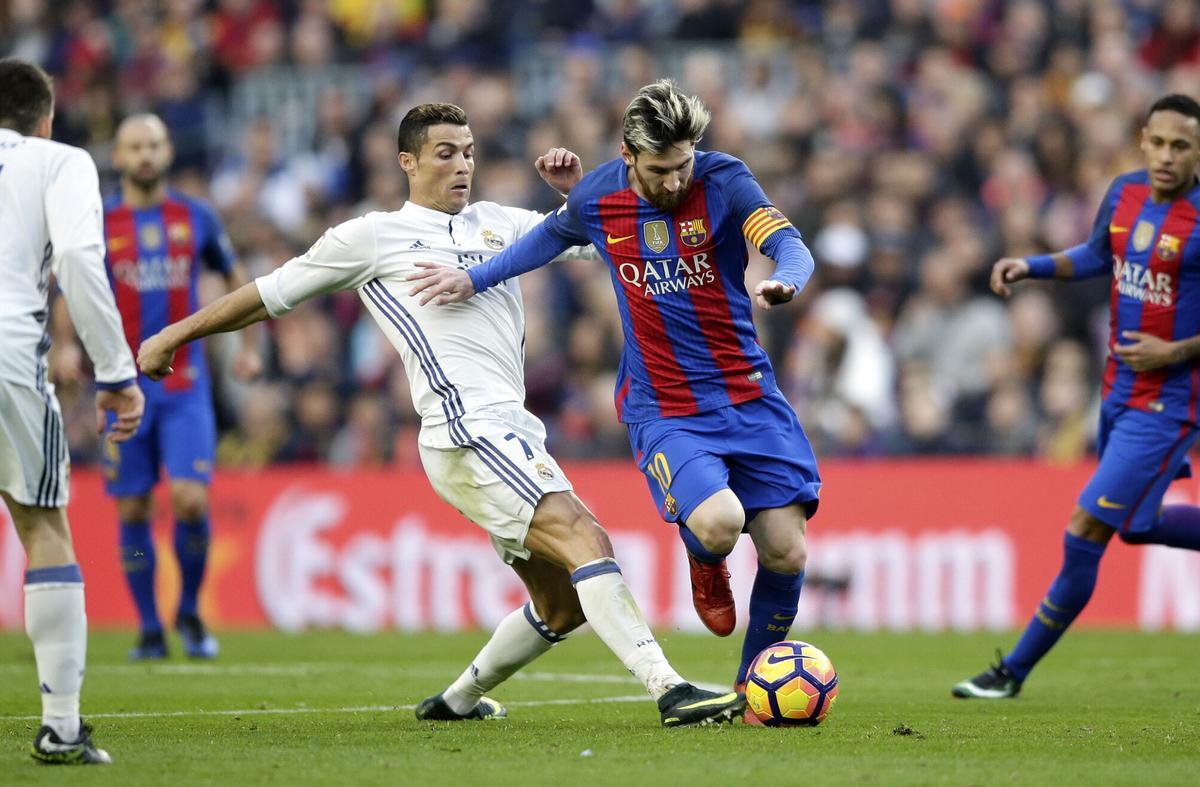 Leo Messi y Cristiano Ronaldo durante un clásico entre Barça y Real Madrid