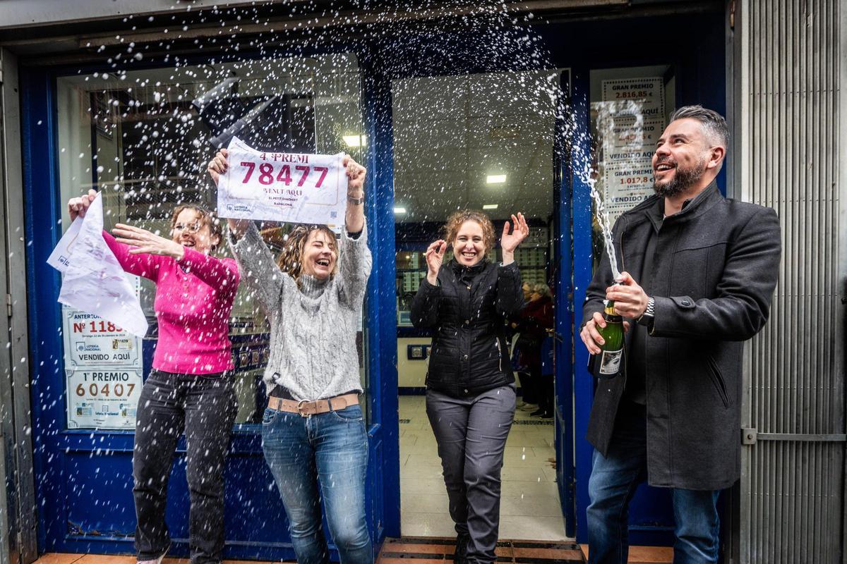 Alegría en la administración de lotería de Badalona que ha repartido el cuarto premio