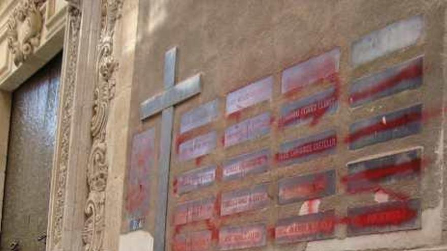 Gallego junto a los vestigios franquistas de la iglesia que tachó con spray.