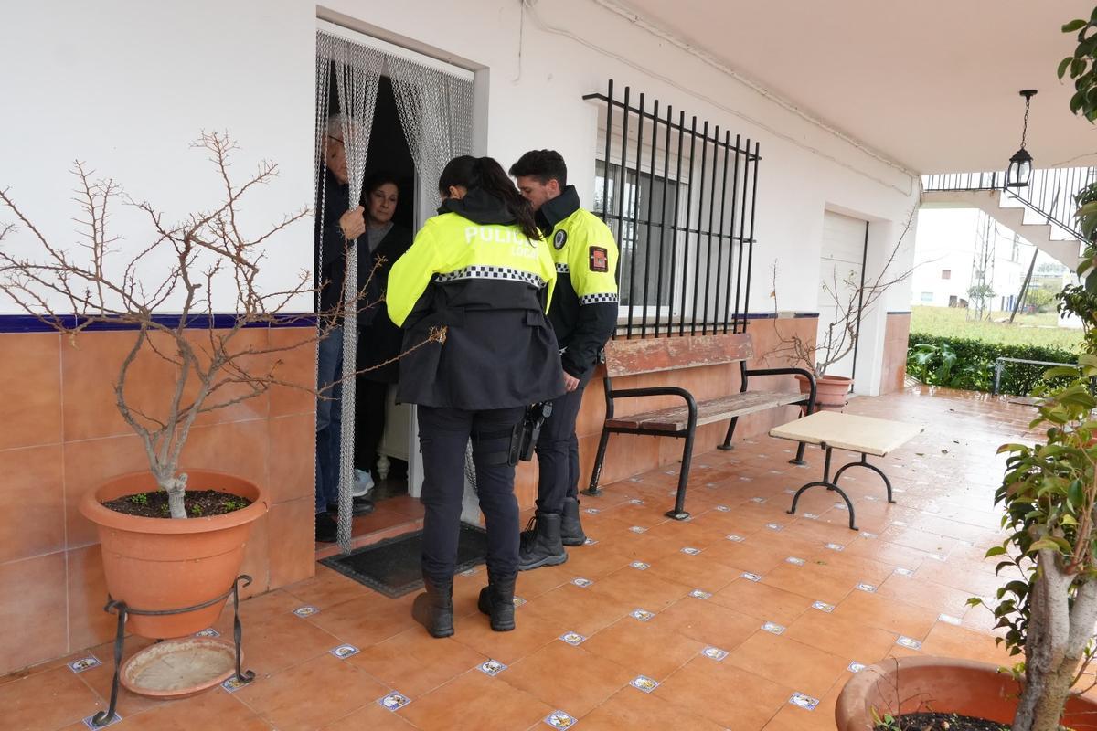 Agentes de la Policía Local de Badajoz, avisan de los desalojos a vecinos de las Casas Aisladas de Gévora.