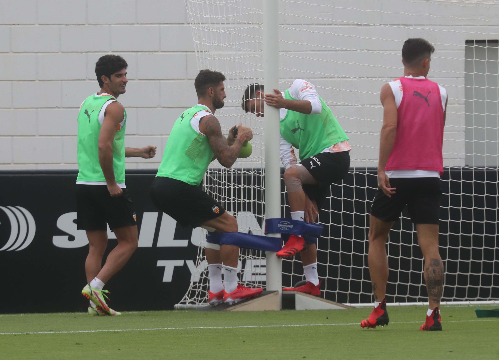 El Valencia CF entrena antes de enfrentarse al Bilbao