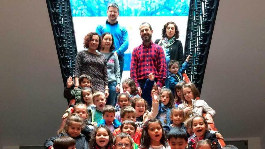 Alumnos y profesores del colegio Santa Bárbara de Lugones, ayer, con el Alcalde y algunos ediles.