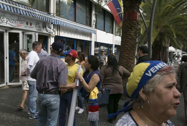 19/04/2017 MANIFESTACIONES  concentración de residentes venezolanos frente a la embajada de su pais para reclamar  elecciones libres