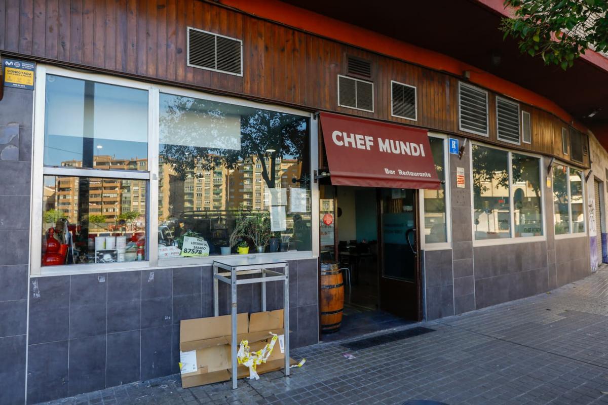 Robo a golpe de alcantarilla en el bar 'Chef Mundi' situado en la calle Escoriaza y Ebro, en el barrio de Las Delicias.