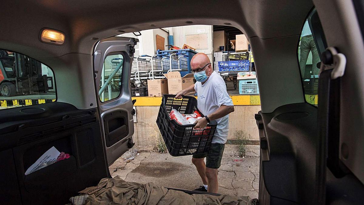 Un voluntario cargando una caja en una furgoneta en el Banco de Alimentos.