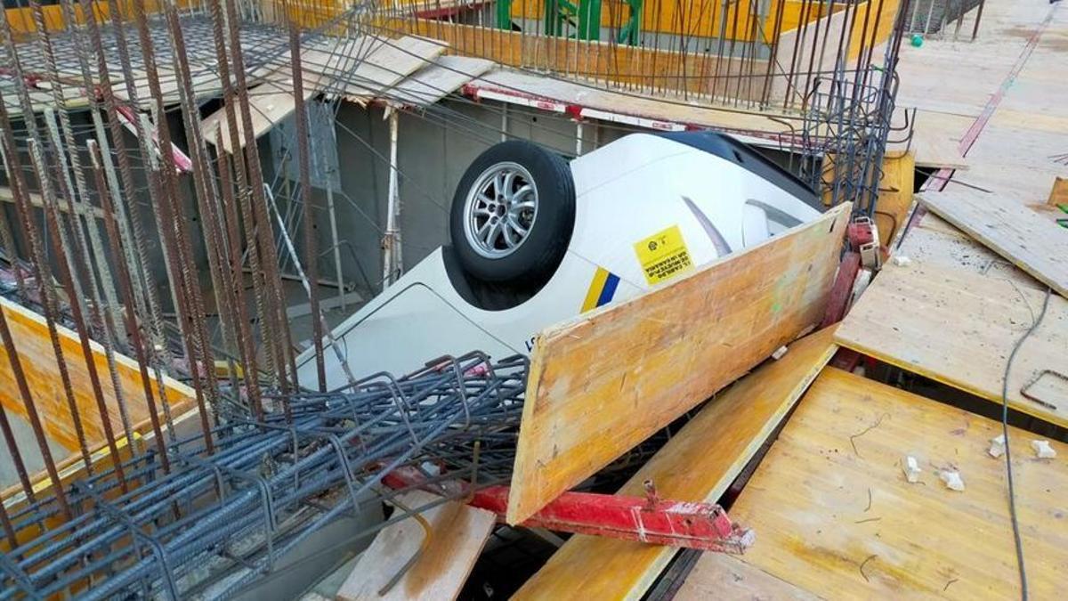 Un coche se precipita sobre un edificio en obras en Las Palmas de Gran Canaria.