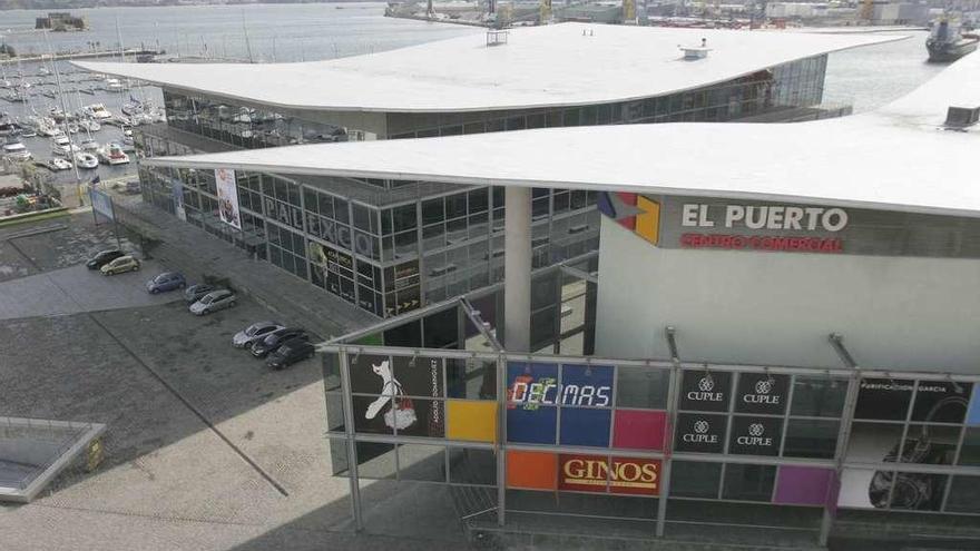 Vista de la fachada de El Puerto Centro Comercial, ahora Los Cantones Village, en 2010.