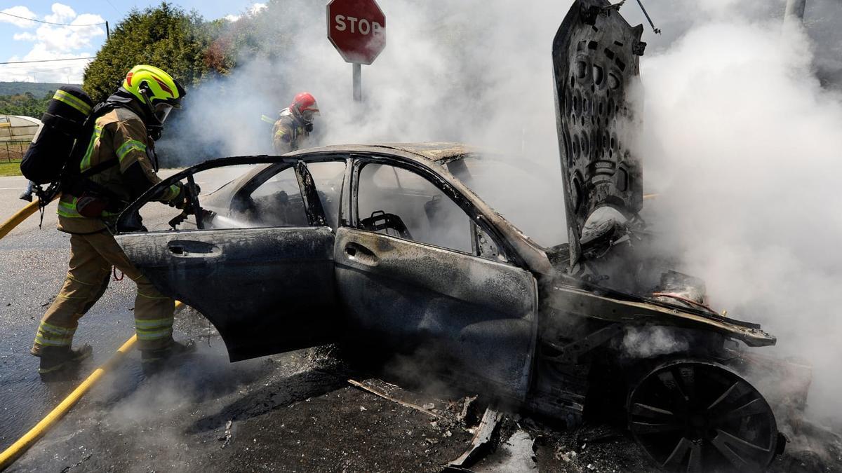 Los bomberos extinguen el incendio en el coche del incidente en Silleda