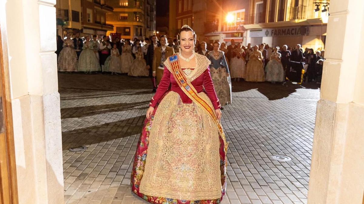 La Fallera Mayor de Tavernes, Maria Ciscar, entra al ayuntamiento para pronunciar la Crida