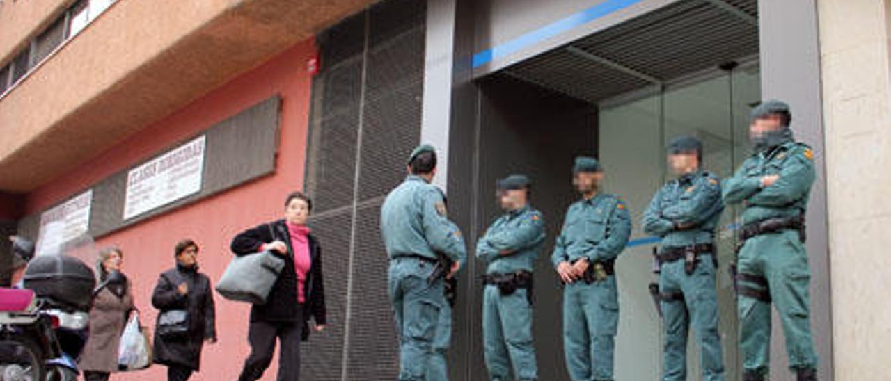 Guardias civiles custodian la entrada a la sede de Ciegsa en Valencia el pasado mes de enero.