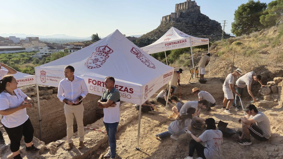 El edil Marco Antonio Fernández en la excavación arqueológica de Monteagudo.