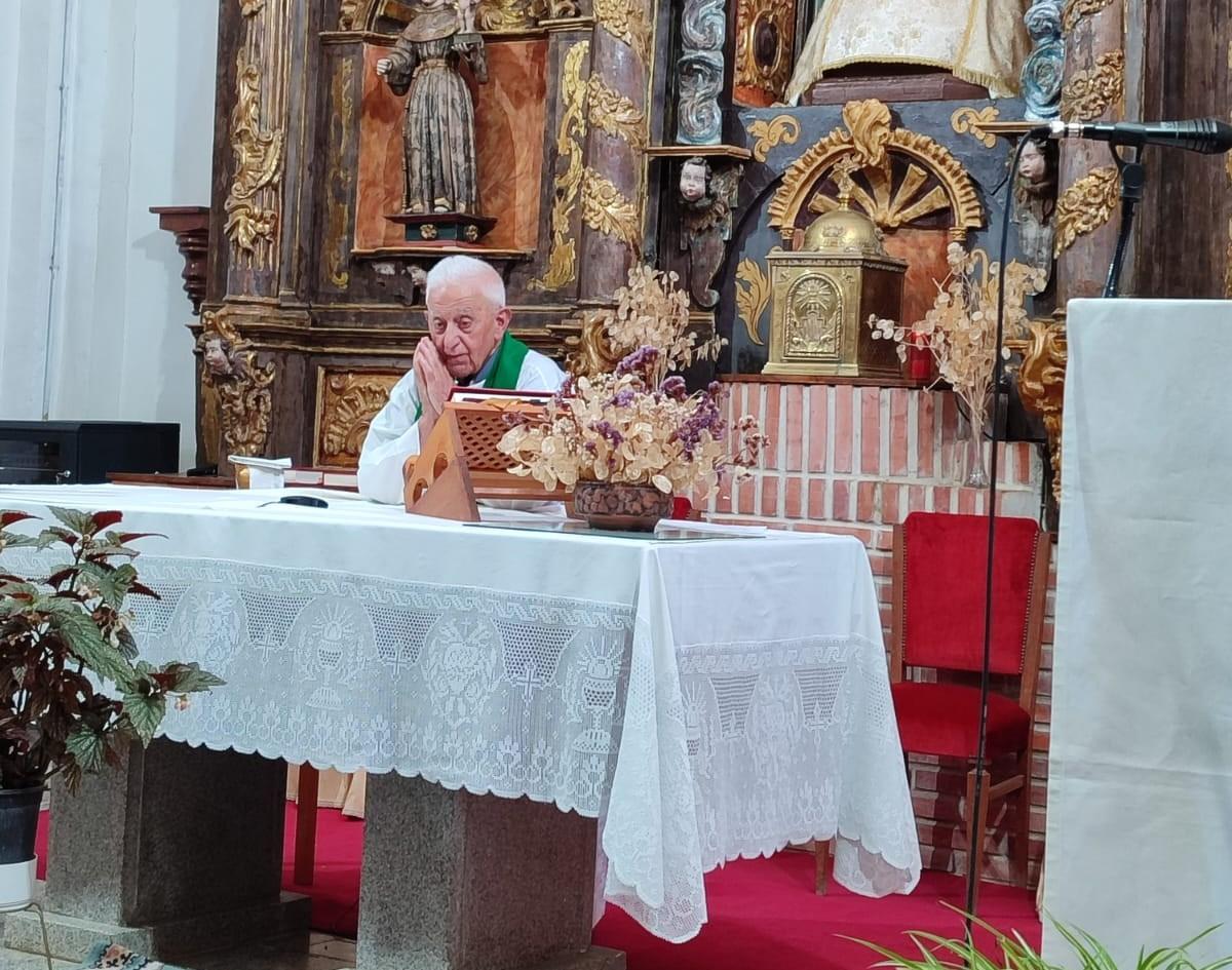 Abelardo Febrero oficia la eucaristía en Vega de Villalobos.