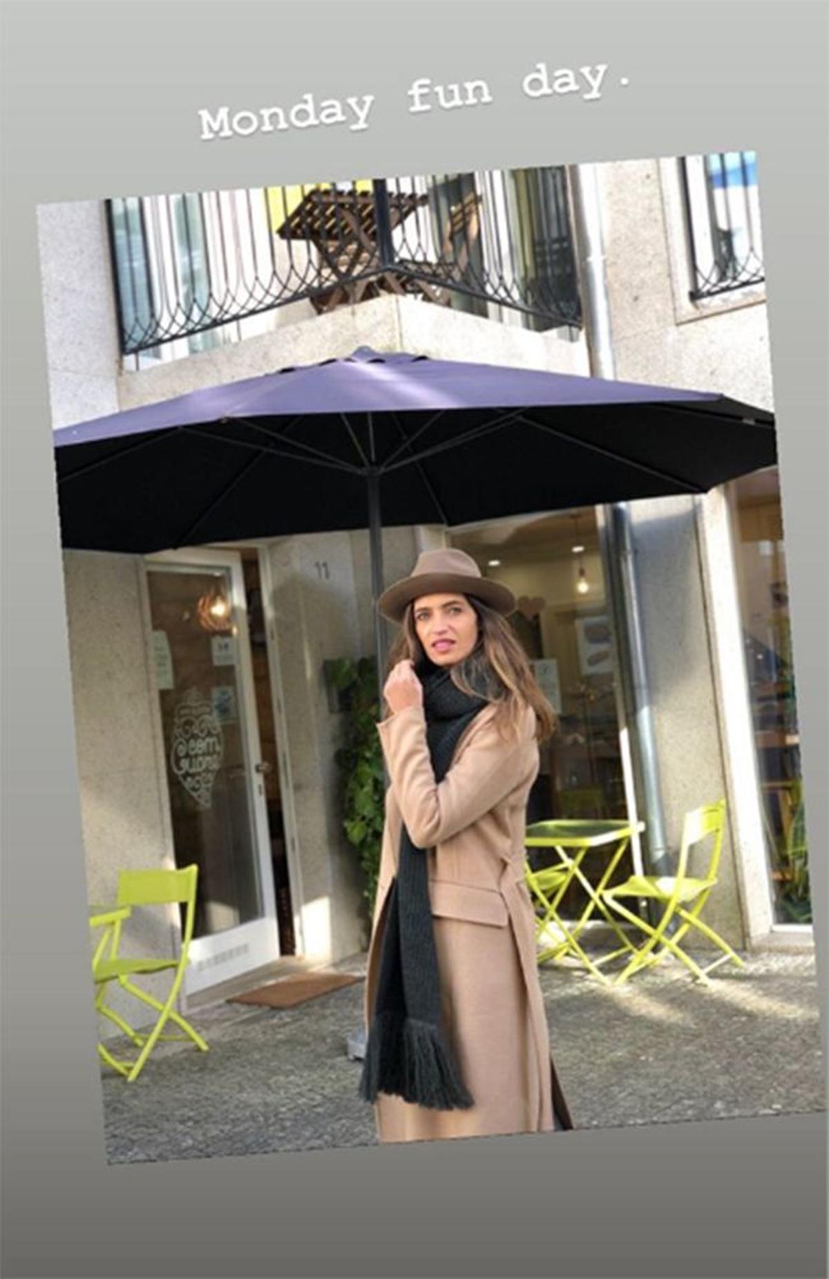 Sara Carbonero con abrigo camel, sombrero y bufanda XL