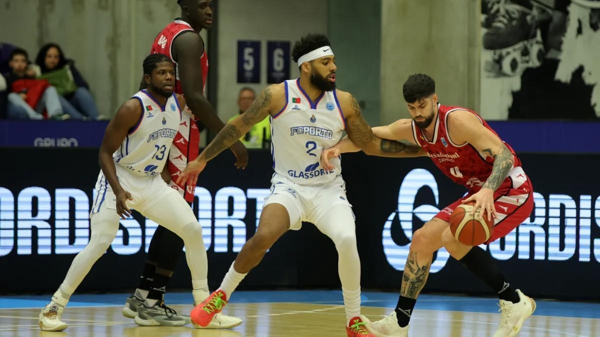 Yusta bota el balón ante la defensa de Marble durante el partido de este martes.