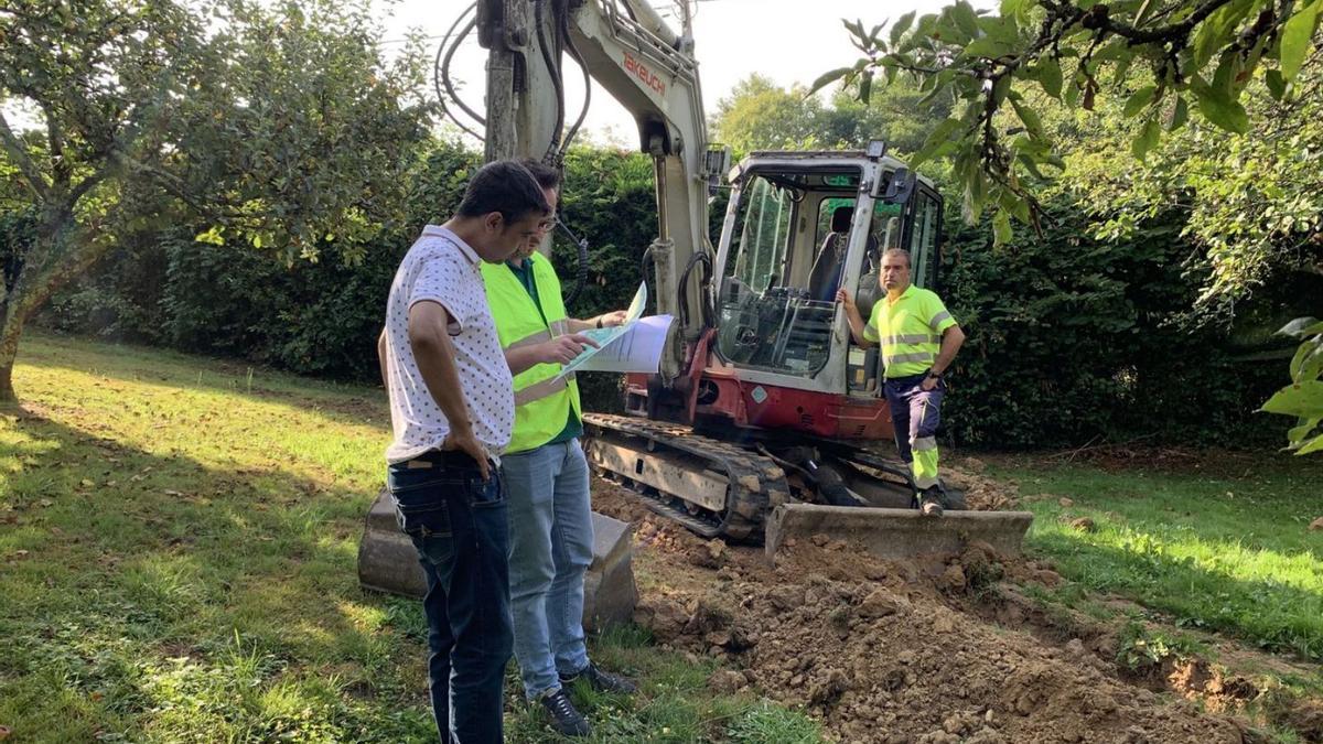 Javier Rodríguez, ayer, con responsables de la obra en Muñó. | A. S.