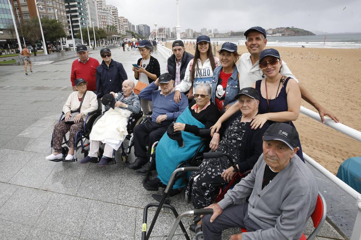 Mayores de la residencia de ancianos de Peleas de Abajo ven por primera vez el mar en Gijón