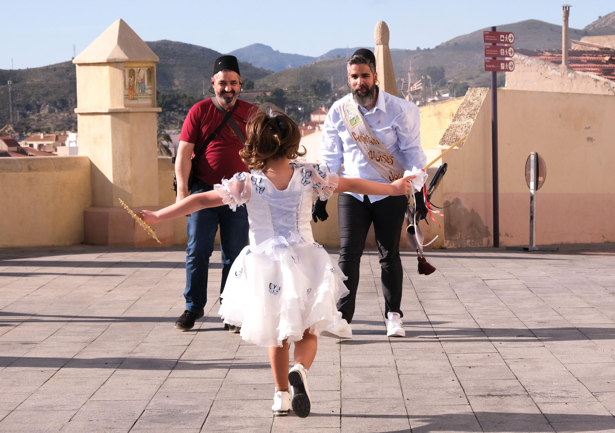 Fiesta de Els Capitans y desfile de abanderadas de Moros y Cristianos de Petrer, en imágenes