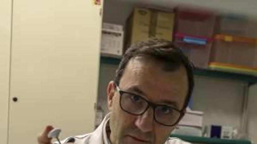 Luis Pérez ayer en su laboratorio.