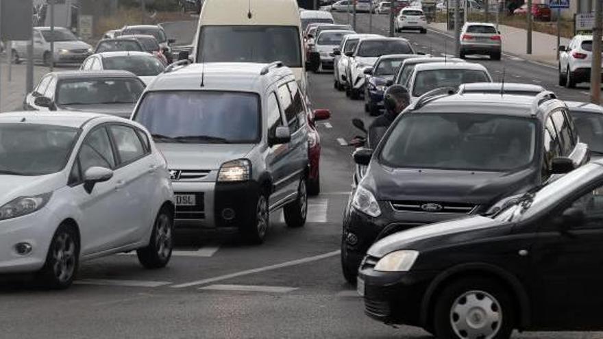 Viales con más de 20.000 vehículos diarios colapsan los accesos a Alzira