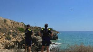 Unidad de vigilancia de las playas de la Guàrdia Urbana de Tarragona, con el drone sobre el mar.