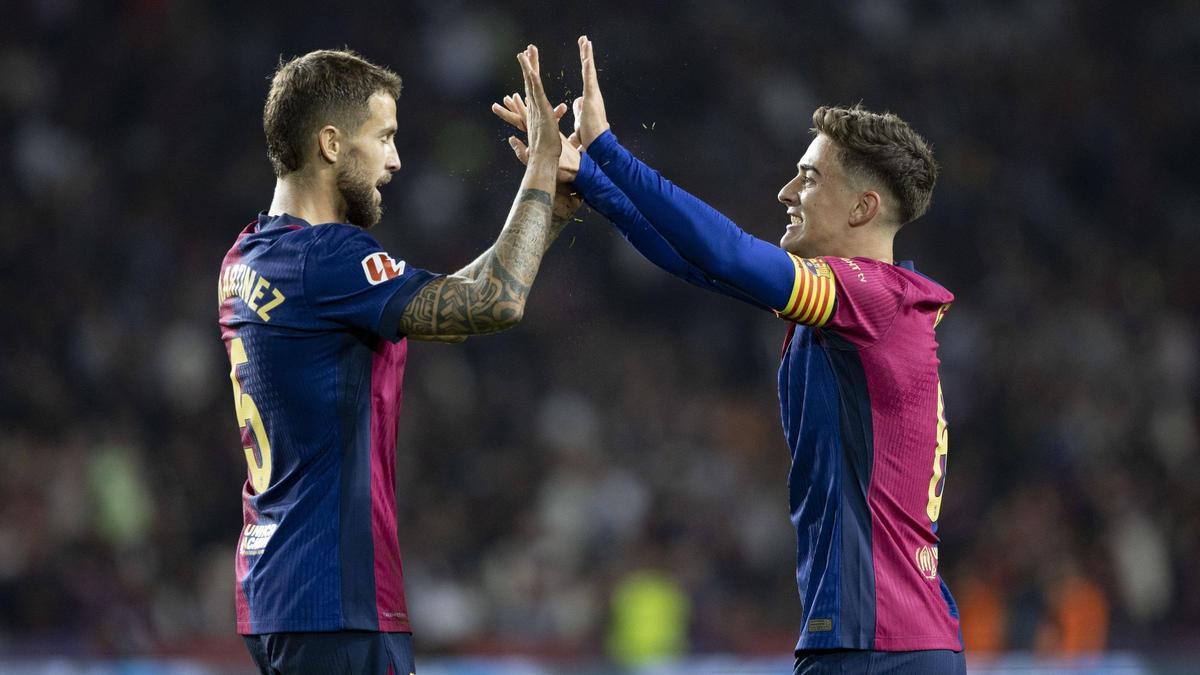 Iñigo Martínez saluda a Gavi en el FC Barcelona - Sevilla