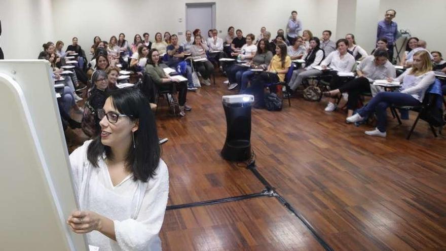 Belén Piñeiro escribe en el panel pautas para los maestros asistentes. // R. Grobas