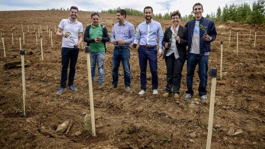 Los dos jóvenes emprendedores, en los extremos, con el alcalde y la técnica de Aceites Abril.