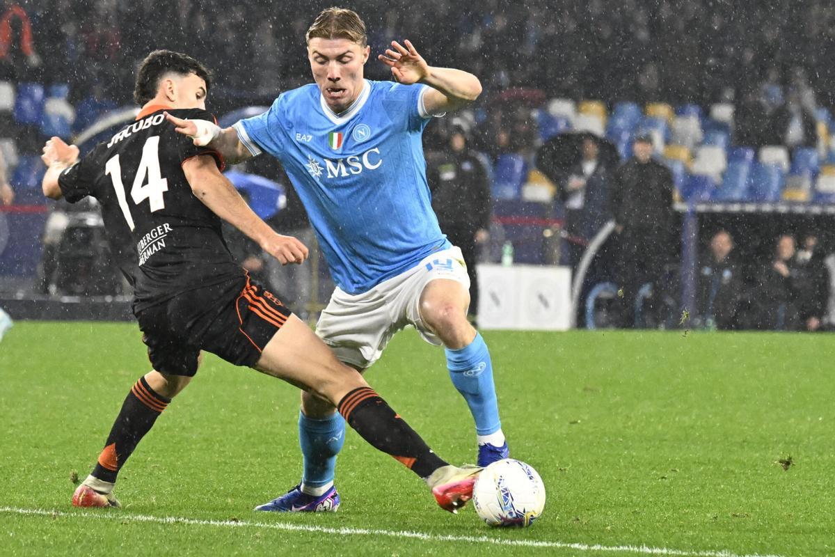 Rasmus Hojlund yJacobo Ramon en el partido entre el Como y el Nápoles de la Coppa Italia