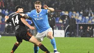 Rasmus Hojlund yJacobo Ramon en el partido entre el Como y el Nápoles de la Coppa Italia