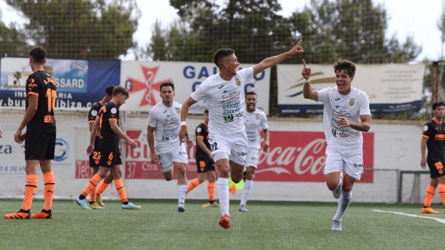 Sergio Montero celebra un gol de la Peña Deportiva. | VICENT MARÍ/DIARIO DE IBIZA