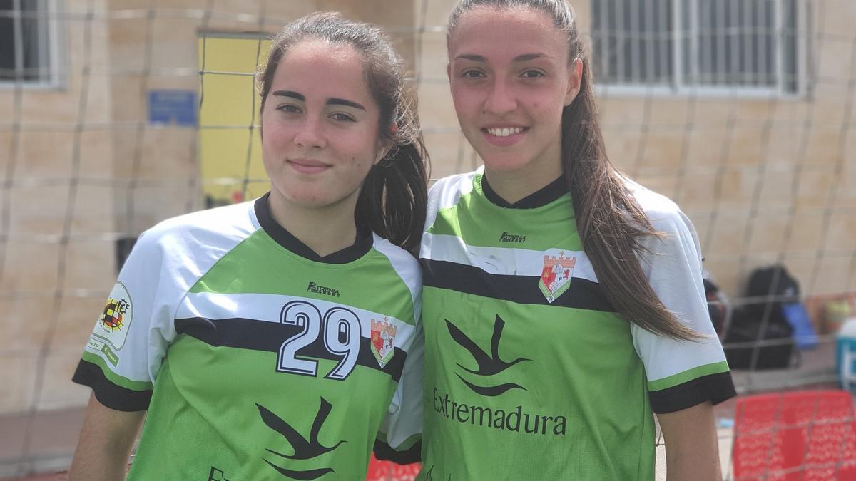 Carmen Acedo y María Corbacho, canteranas del Femenino Cáceres. La segunda ha debutado en este partido.