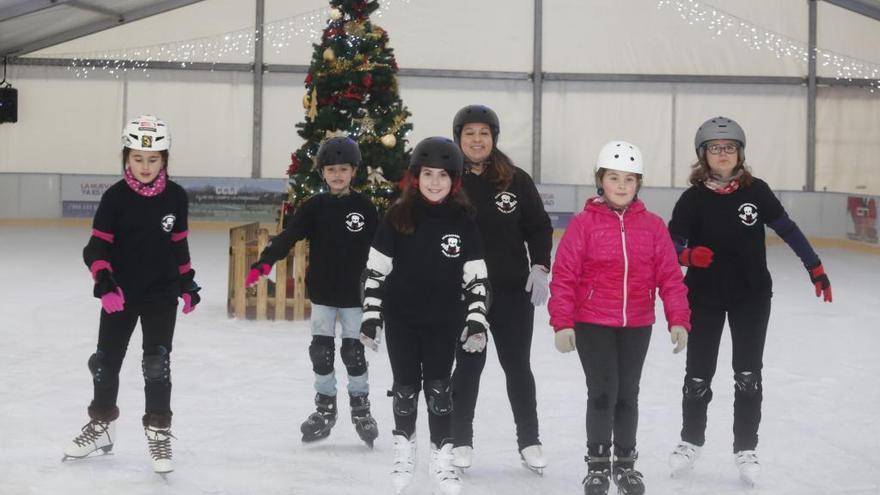 Patinadores en el hielo de Las Meanas.