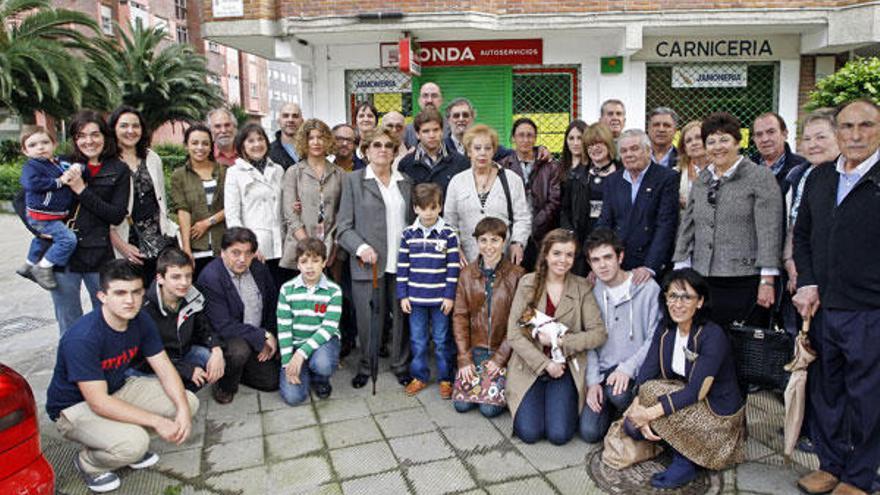 Descendientes de Martínez Garrido ante la placa de la calle que lleva su nombre. En el centro y sujetando un paraguas,Fina, única descendiente directa viva, rodeada de sus hijas, sobrinos nietos y bisnietos.  // M.G.B.