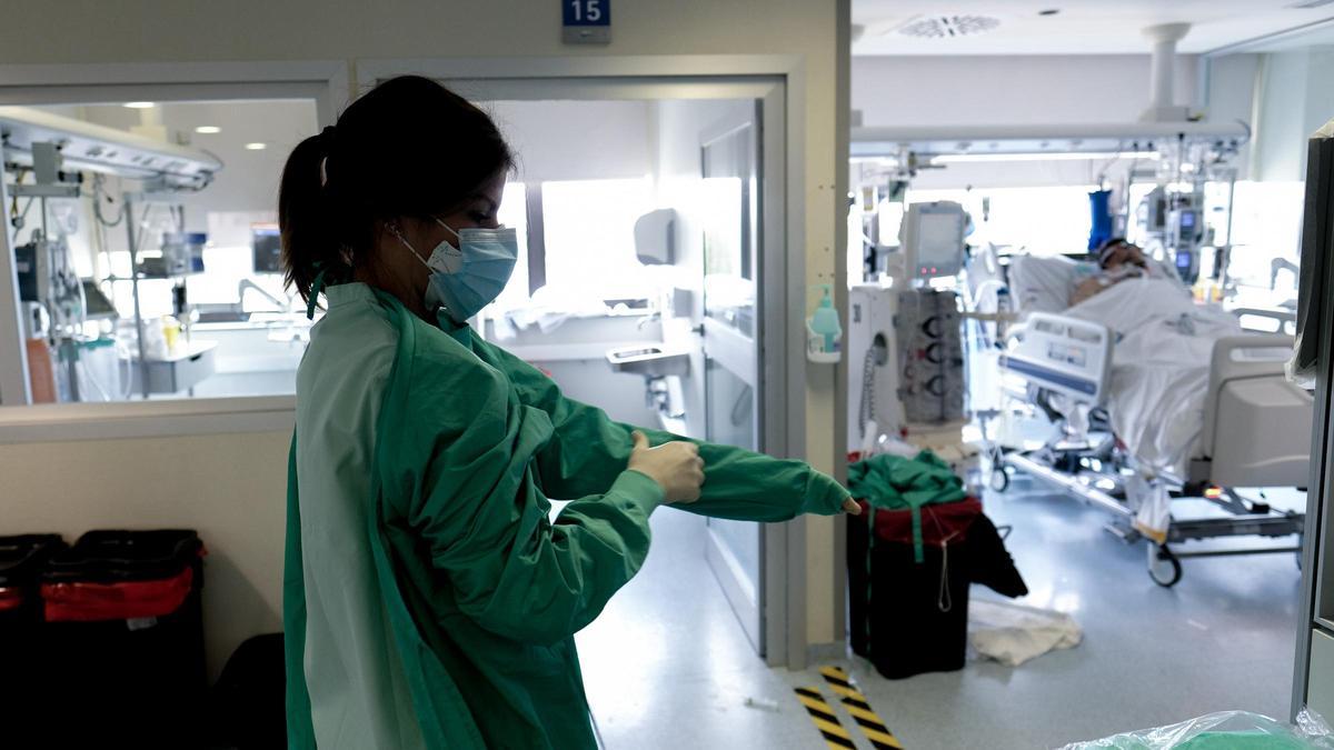 UCI del Hospital Universitario de Torrevieja. Una enfermera se prepara para atender a un paciente durante la tercera ola del covid, a princopios de 2021