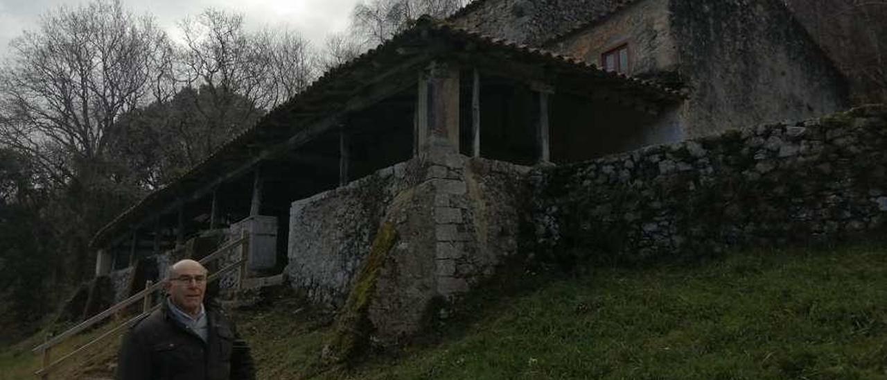 Jesús Vicente González, junto a la ermita de San Emeterio.