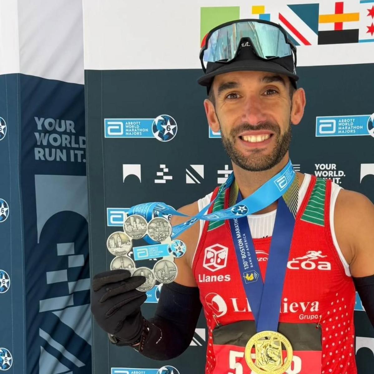 El llanisco, con su medalla.