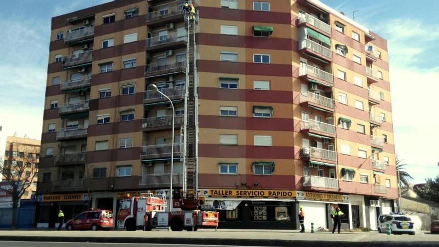 Los bomberos sanean una fachada en Valencia. Foto: A.Iranzo