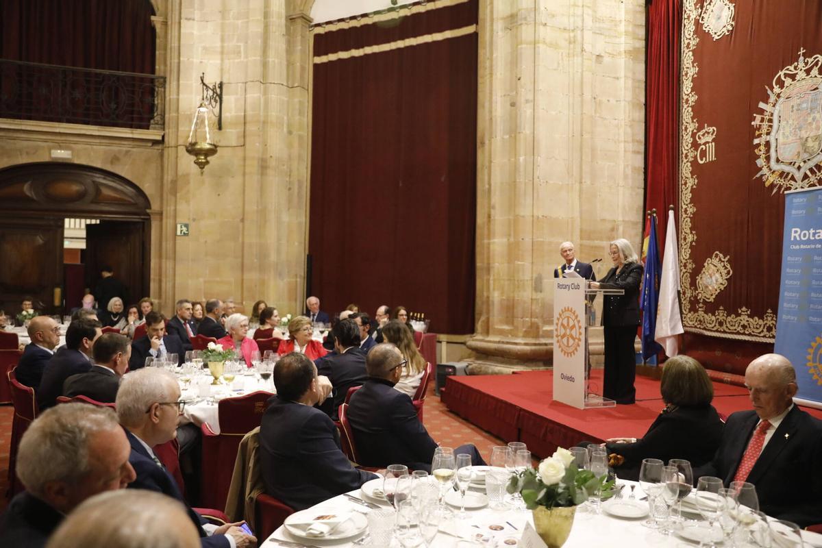 Montaña Sánchez-Arévalo recibe el premio "Mujer Trabajadora" del Rotary Club de Oviedo