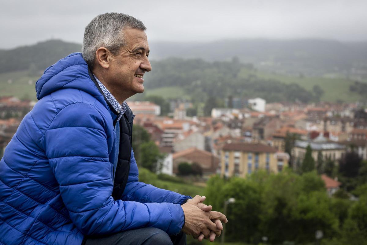 Xuan Pedrayes, con la Villa al fondo.