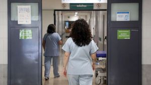 Una sanitaria entra en las Urgencias del Complejo Hospitalario Universitario de Santiago.