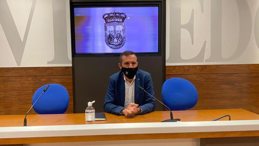 Javier Cuesta, esta mañana, en la rueda de prensa para anunciar las ayudas.