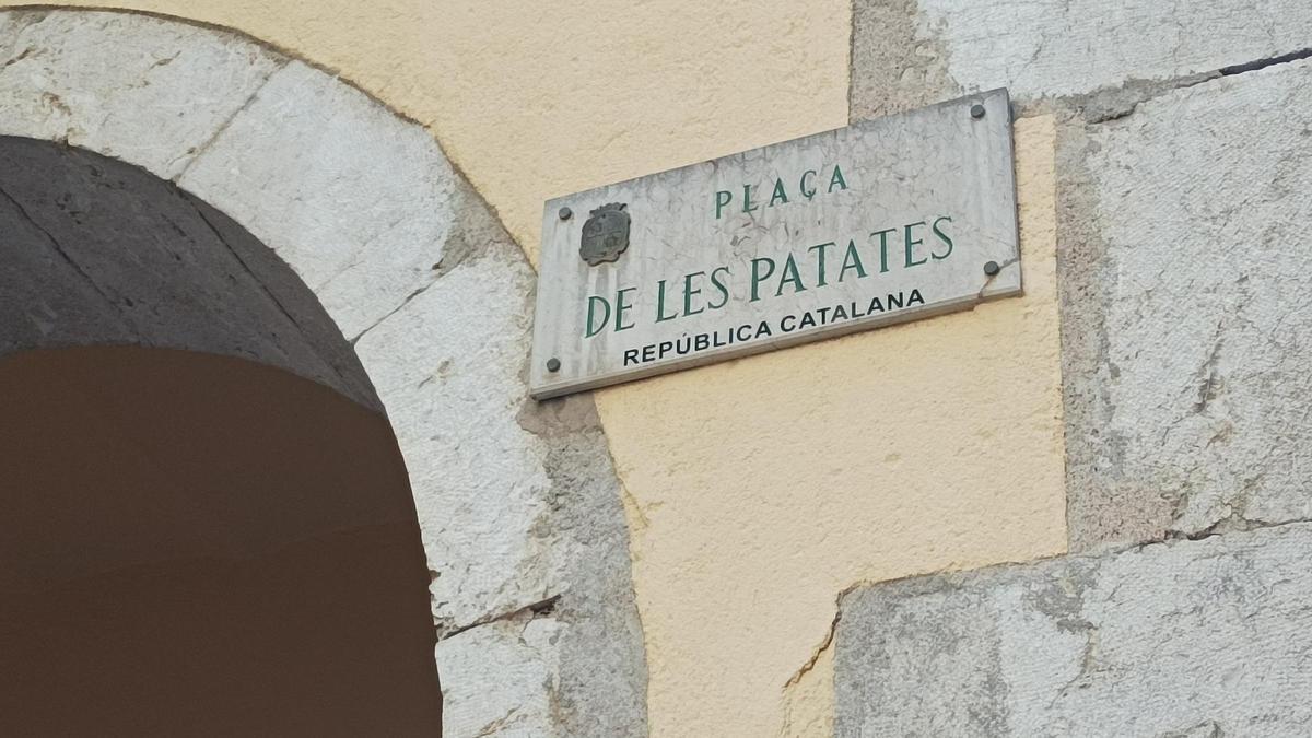 La placa retocada de la plaça de les Patates