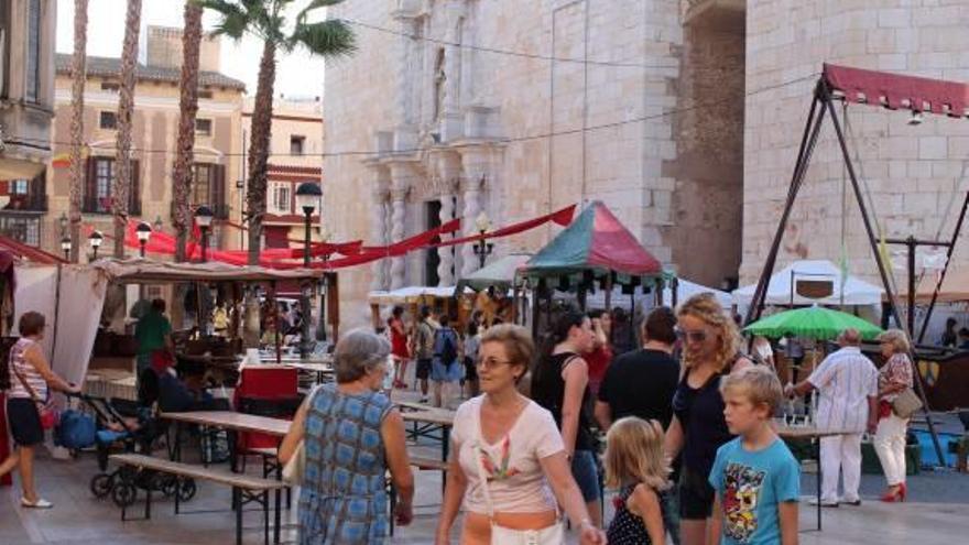 El mercado romano llena las calles de Benicarló en la recta final de los festejos