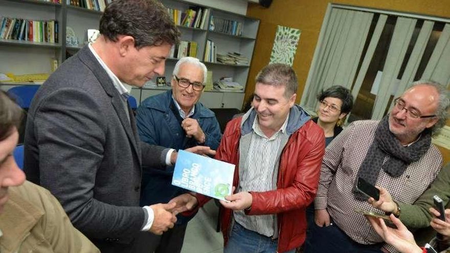Loureiro entrega el Libro sobre Ence a Gómez Besteiro. // G. Santos